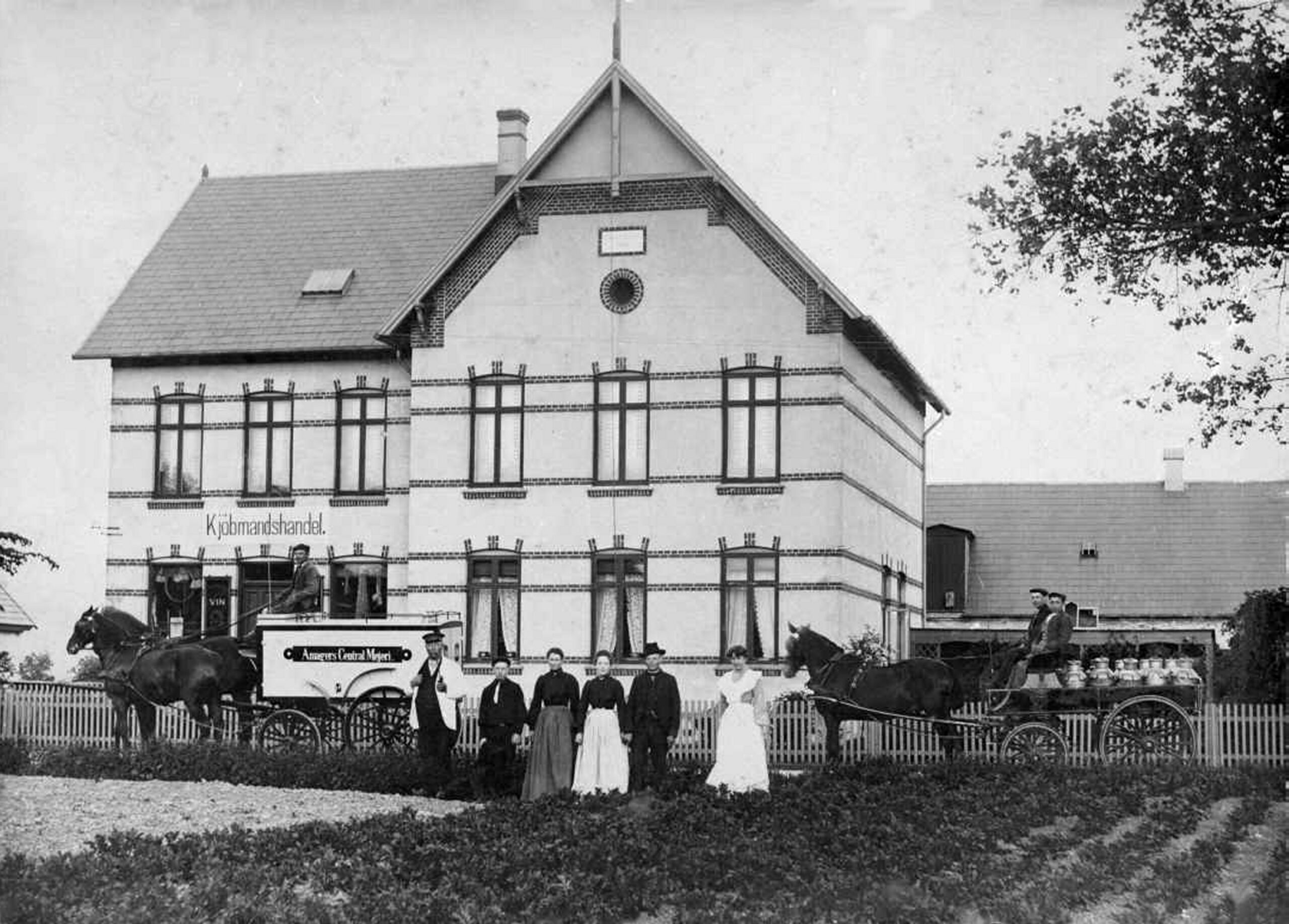 Kjöbmandshandel og mejeri. Foto udlånt af Sundby Lokalhistoriske Forening og Arkiv.