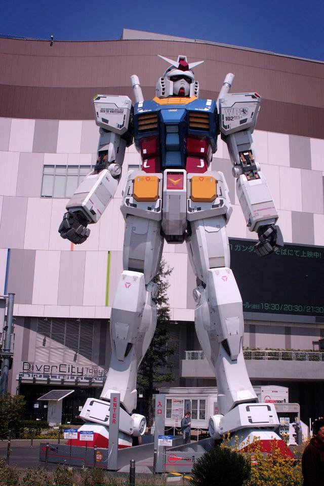 Her ses en Gundam-statue foran deres flagstore i Odaiba, Japan. Mellem benene kan man skimte størrelse på et menneske. Privatfoto.