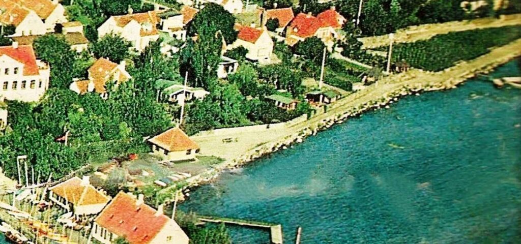 Ca. 1968. Ved det trekantede grønne areal på Strandstien ser man "Villa Pynten". Lige nord for ser man det oprindelige sommerhus "Strandhjem", der året efter blev afløst af en ny villa, hvor husnavnet blev bibeholdt.