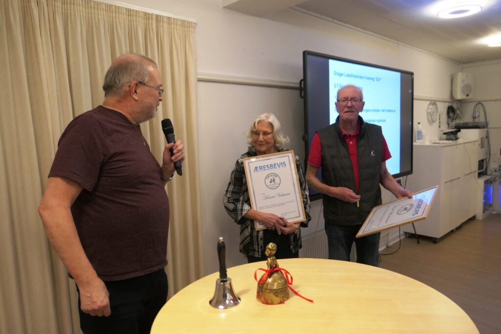 Hanne Vestmar og Poul Mærkedahl fik tildelt et Æresbevis. Foto: Dines Bogø.