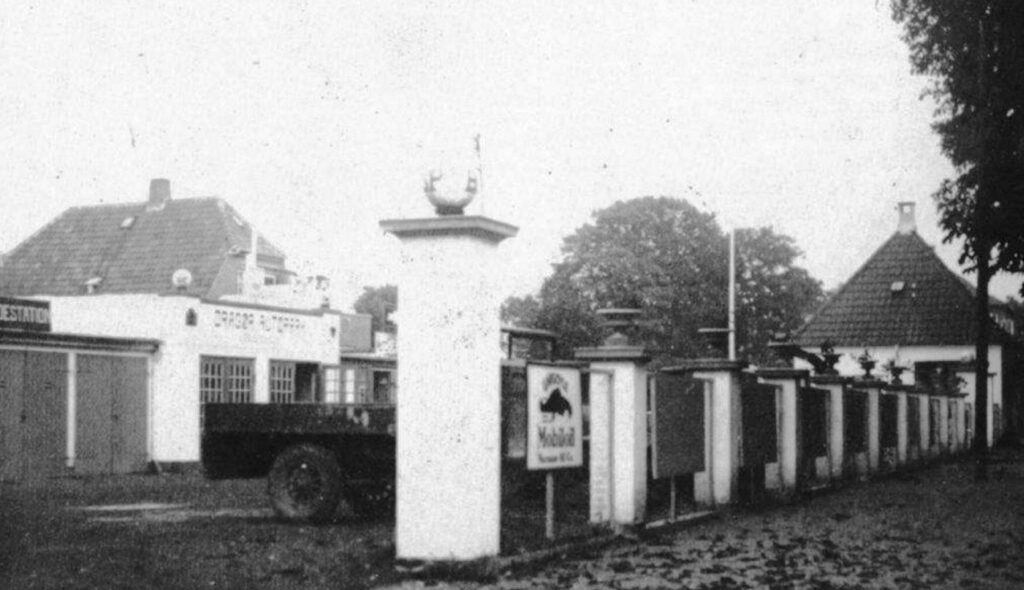 Kirkevej 1929. Dragør Autopark med BP-Benzin, Mobiloil og autoladestation. Benzinstanderne er placeret ved villaen. Bag garagerne ses murermester Valdemar Holms villa på Linde allé 11. Privatfoto.