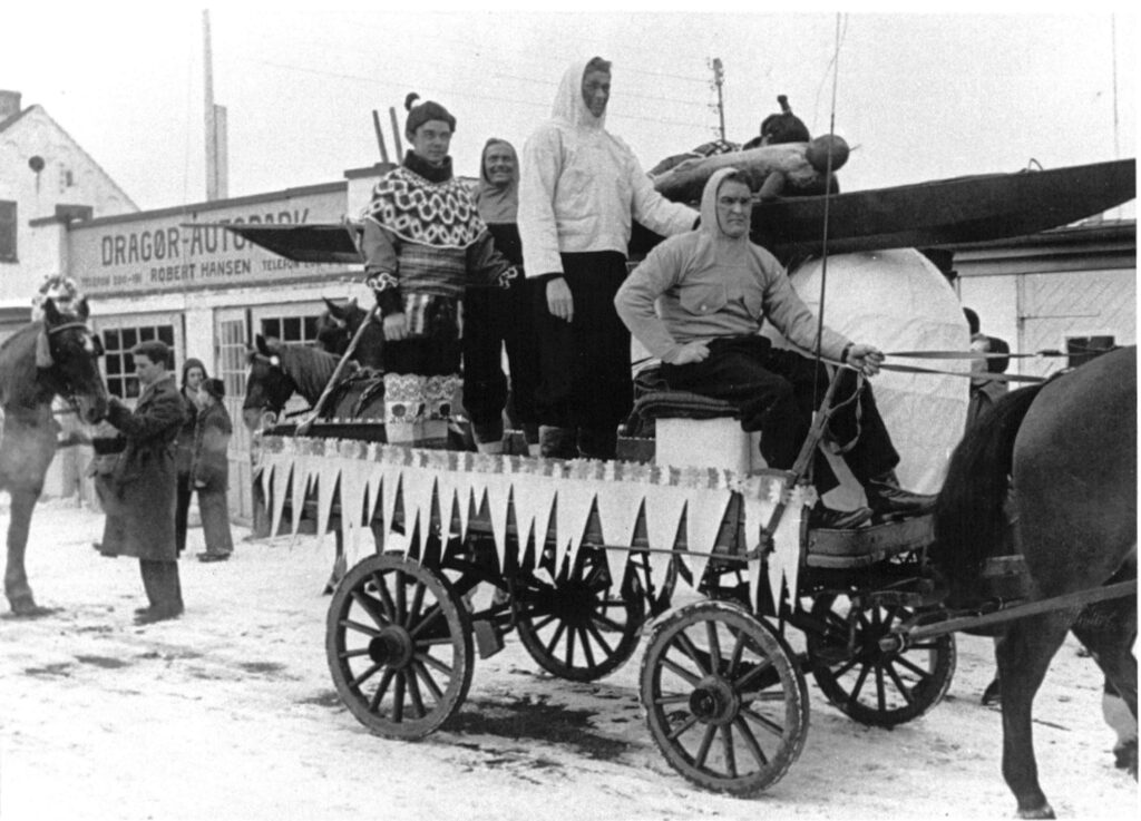 1953. De vogne, der på Vestgrønningen deltog i Tøndeslagning blev i mange år pyntet i Autoparken. DB-Arkiv.