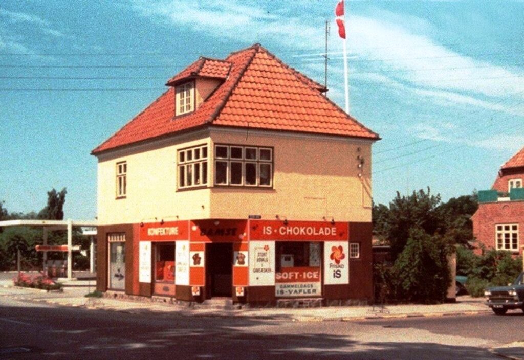 1975. Ejendommen med konfektureforretningen ”Bamse”. Foto: DB-Arkiv.