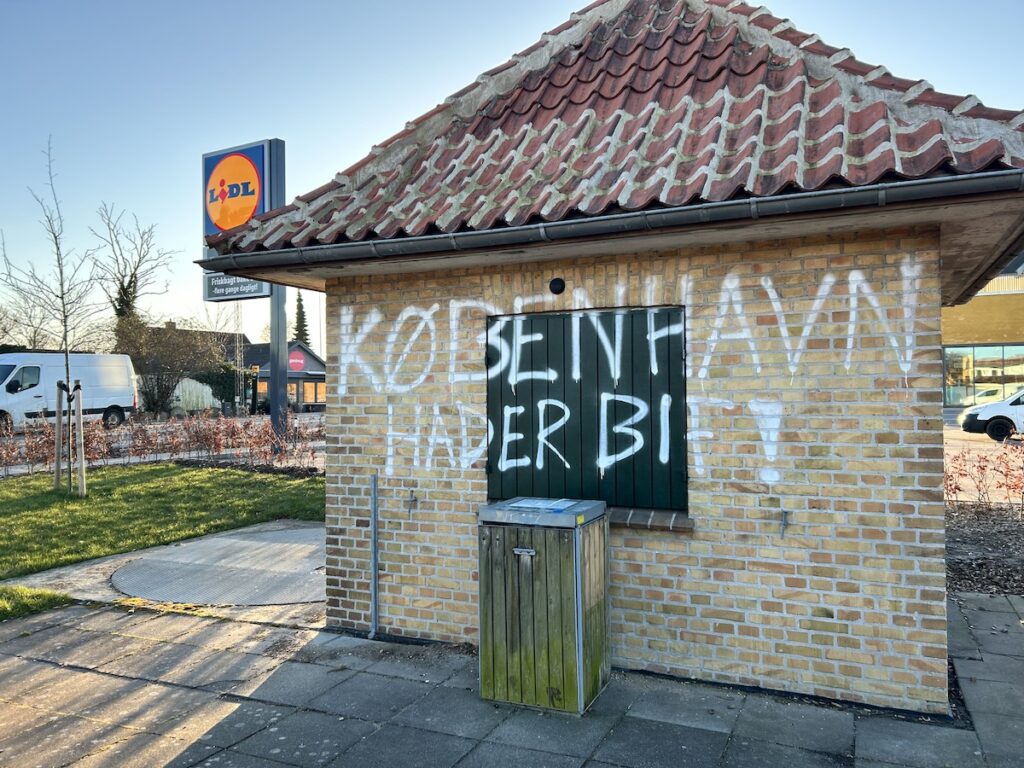 Graffiti ved Lidl i Dragør. Foto: Dragør News