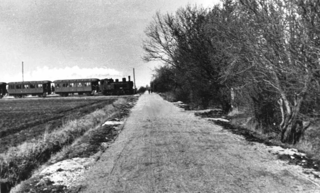 Tog på Amagerbanen passerer Grønvej (nuv. D.B. Dirchsens Allé) på vej mod Dragør Station. Den tyske rullebane er ikke synlig på foto, men ligger under vogn nr. 3. Foto: DB Arkiv.