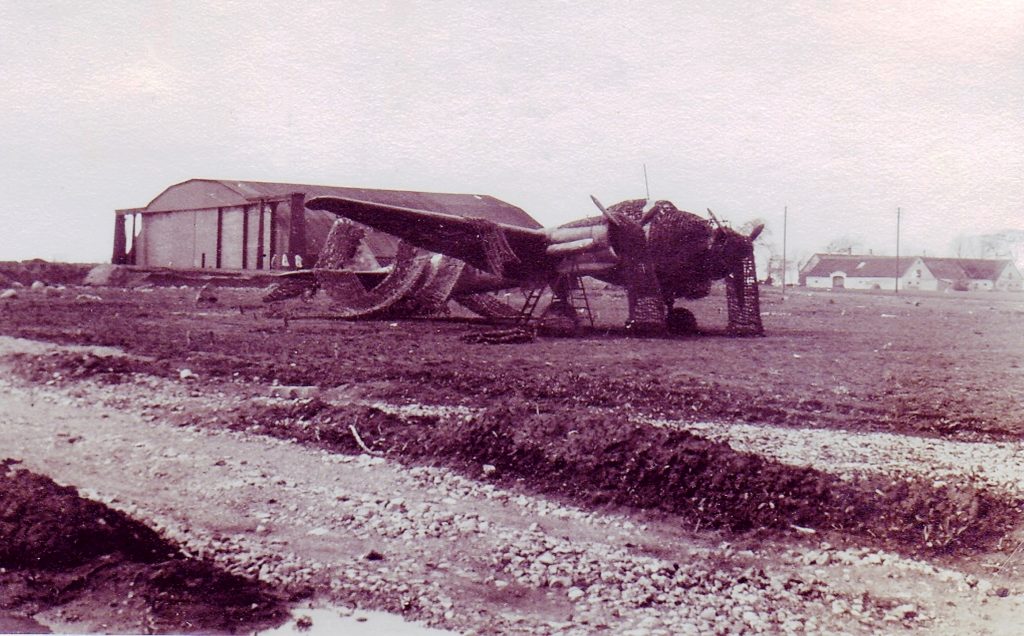 Maj 1945. Luftwaffe standardhangar. I baggrunden gården Peters Minde. De efterladte tyske fly blev samlet på to store flykirkegårde. Den ene lå på en mark ved Kirkevej. Foto: Jørgen Wieder, DB-Arkiv.