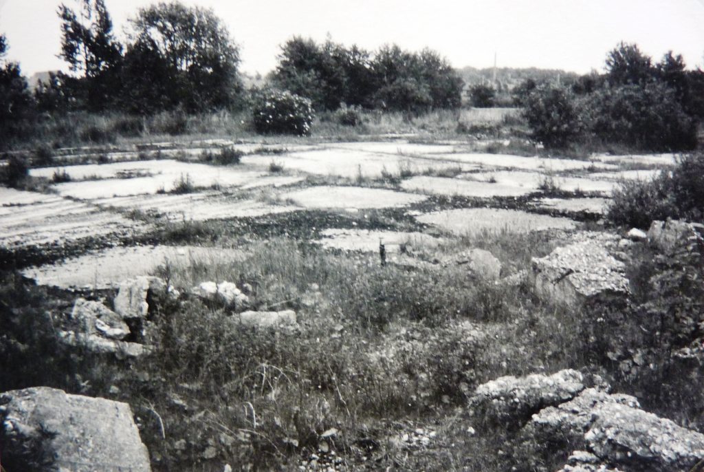 Juli 1971. Ikke meget tilbage ud over fundamentet til hangaren. Det blev fjernet, da man begyndte at bygge skolen. Skolen hed tidligt i byggefasen "Skolen ved D. B. Dirchsens Allé". Foto: Dines Bogø.