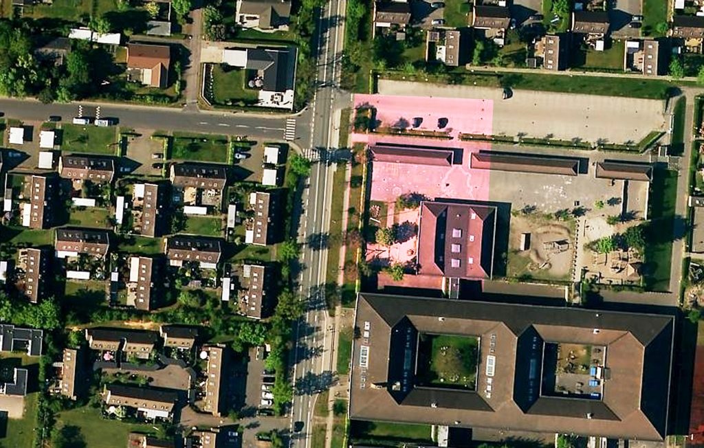 Selve forbindelsesvejen mellem rullebanen og hangaren ligger under de store skolebygninger.
