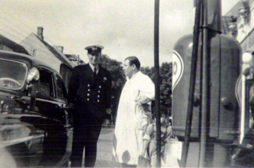 Prinsen med ”Krone 27” taler med kommis Axel Aagesen inden prinsen fortsatte det sidste vej til Dragør Badehotel, hvor han parkerede. Det sidste stykke til arbejdspladsen gik han ad ”Kongens Bro. En træbro, der fra 1917 til 1953 forbandt kystfortet med land. DB-Arkiv.