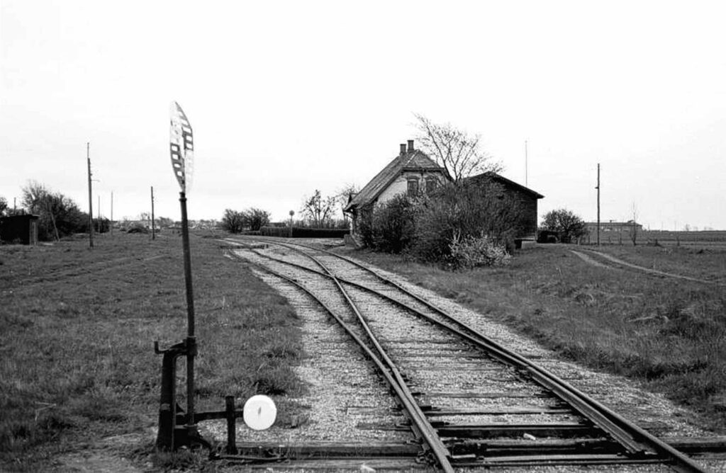 Marts 1957. Stationen set fra Nordre Dragørvej kort tid før stationen nedlægges. Foto: Erik V. Pedersen, DB-Arkiv.