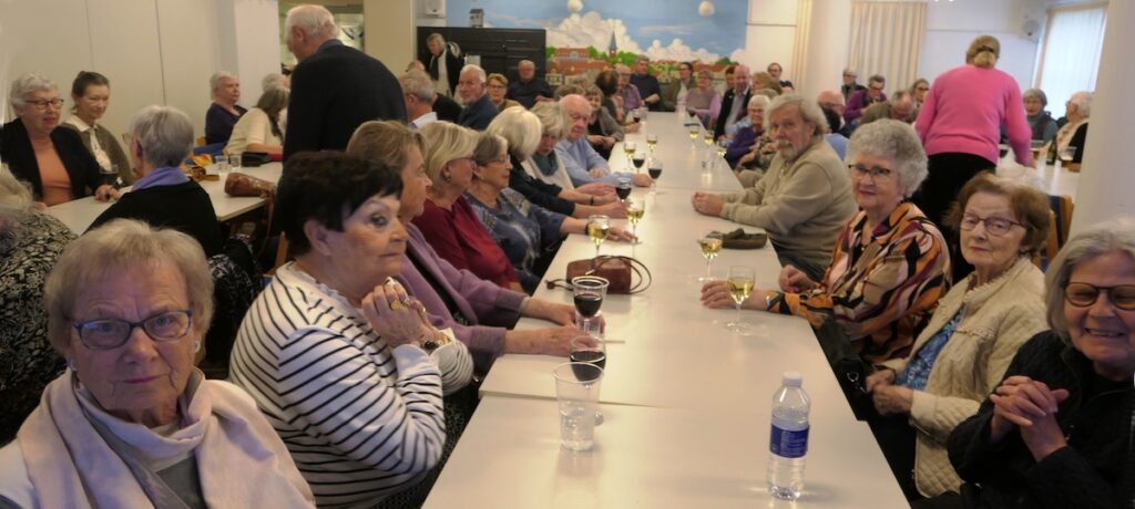 De mange deltagere venter spændt. Foto: Dines Bogø