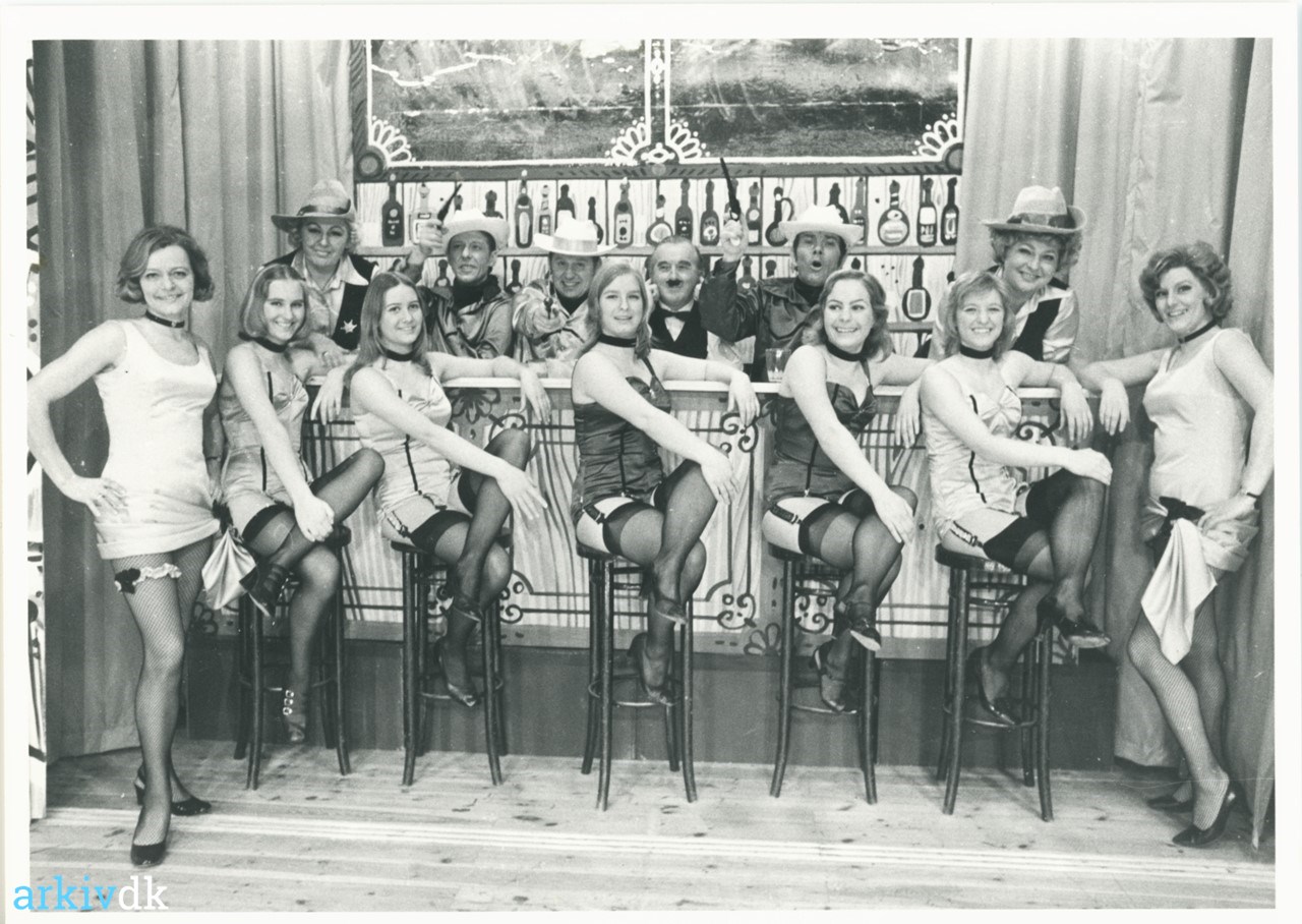 Dejlige damer fra "Opus 5" i 1974. Det vilde vesten på Amagers sydøstpynt - hele personalet i Dragør-revyen er trukket i saloon-antræk. Ukendt fotograf. Billedet tilhører Historisk Arkiv Dragør