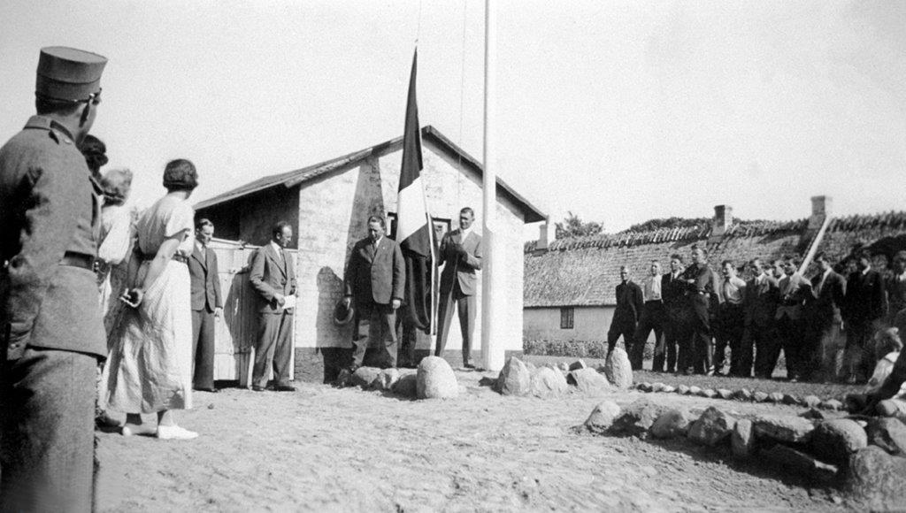 1934. Fra pladsen foran "Kernehuset". Helt i baggrunden ses gården Raagaard Minde, Sdr. Kinkelgade 35. Foto, Udlånt af Gert Jan Petersen, DB-Arkiv (digitalt farvelagt).