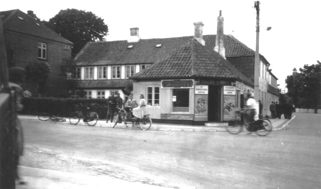 1940. Tyske marinesoldater fra Dragør Fort og lokale foran "Dragør Hjørnet". Foto: Bunkermuseum Hanstholm.
