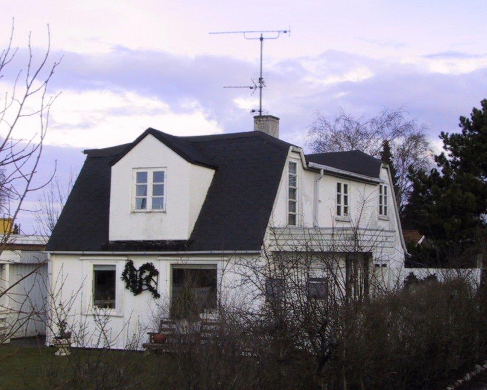 27. december 2003. Villa Søglimt på Møllevej 59A blev anvendt af KU en længere årrække. Foto: Dines Bogø.