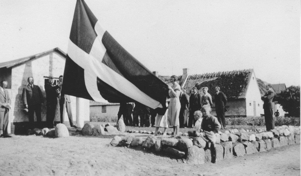 En søndag i sommeren 1934. Fra et møde i KU på pladsen foran "Kernehuset" i Sdr. Kinkelgade. Foto: Udlånt af Gert Jan Petersen. DB-Arkiv.