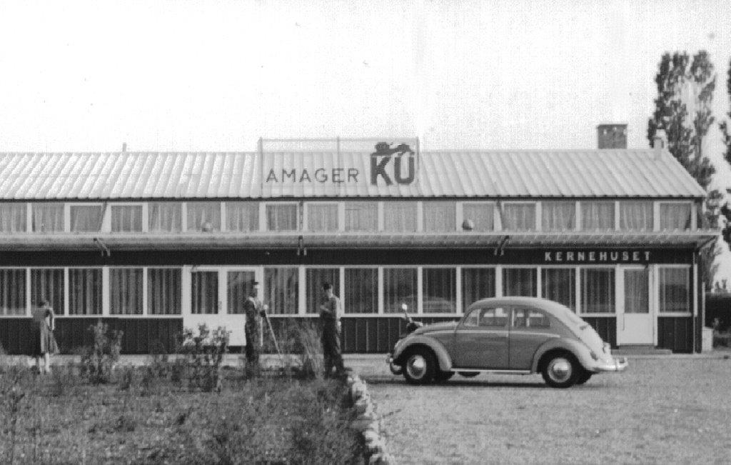 1960. Der arbejdes med havearbejde. Bemærk Amager KUs logo med løven over indgangen. Foto: DB-Arkiv.