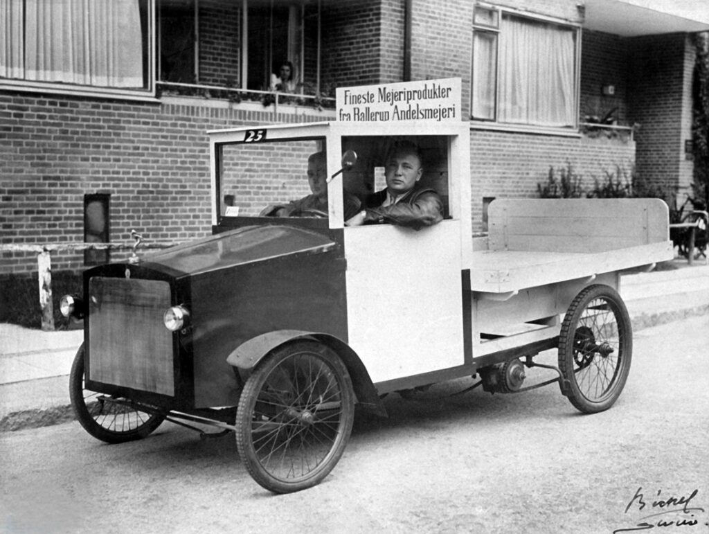 Jens Peter byggede i 1940 en pedaldrevet vogn til Dragør Mælkeforsyning v/Evald Hansen, Vestgrønningen 12. Pedalvognen vandt andenpræmie ved en konkurrence, der blev afholdt i august samme år. På en kortfilm, der blev i biograferne, så man de mange pedalbiler ved Den hvide Kødby på Søndre Boulevard. Foto: DB-arkiv.