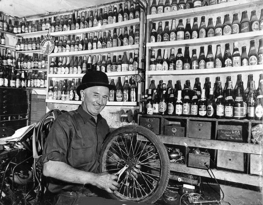 Ca. 1968. Da Jens Peter Andersen solgte forretningen, flyttede han samlingen med de mange flasker samt fotos og opslag til et lille værksted i Trein Jylmands Gang. Foto: DB-arkiv.