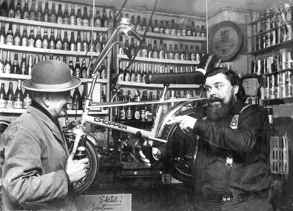 Ca. 1973. Mange fotografer kom forbi. Jens Peter og forretningen var et godt motiv. Her sammen med John Mogensen, der boede i Store Magleby og Dragør fra 1961 til sin død i 1973. Foto: DB-arkiv.