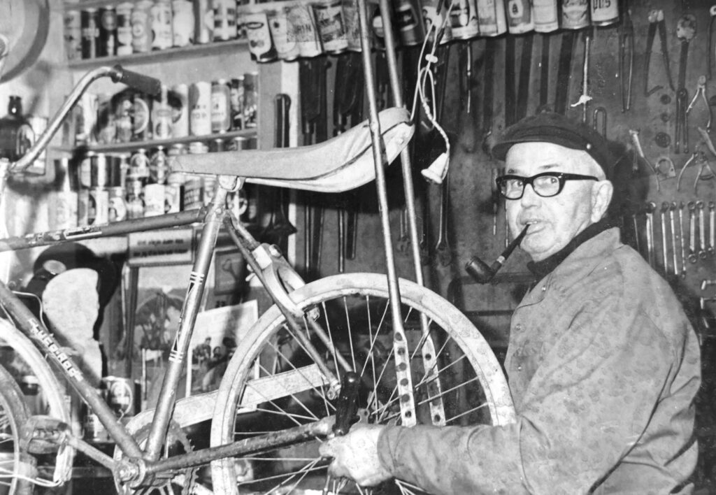 Ca. 1968. Jens Peter arbejder på værkstedet bag butikken. Foto: DB- arkiv.