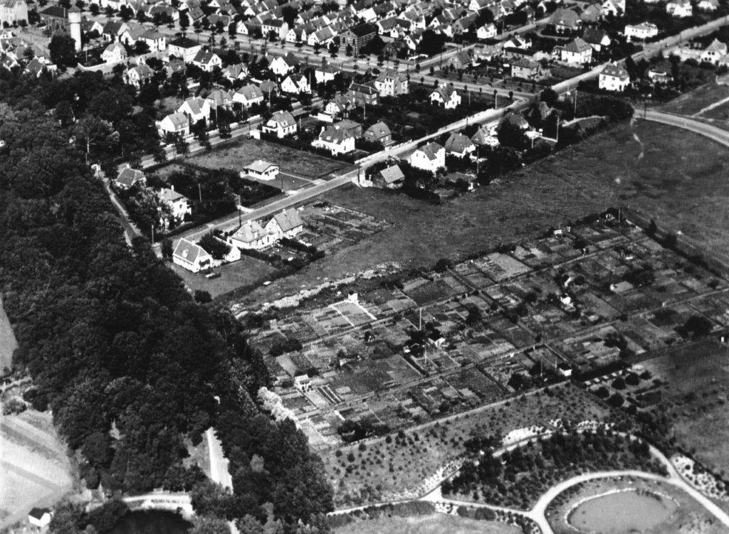1936. Dragør Kolonihaveforening af 1910 i fokus. Nederst ses den nordlige del af Wieders Anlæg. Foto: Det Kgl. Bibliotek.