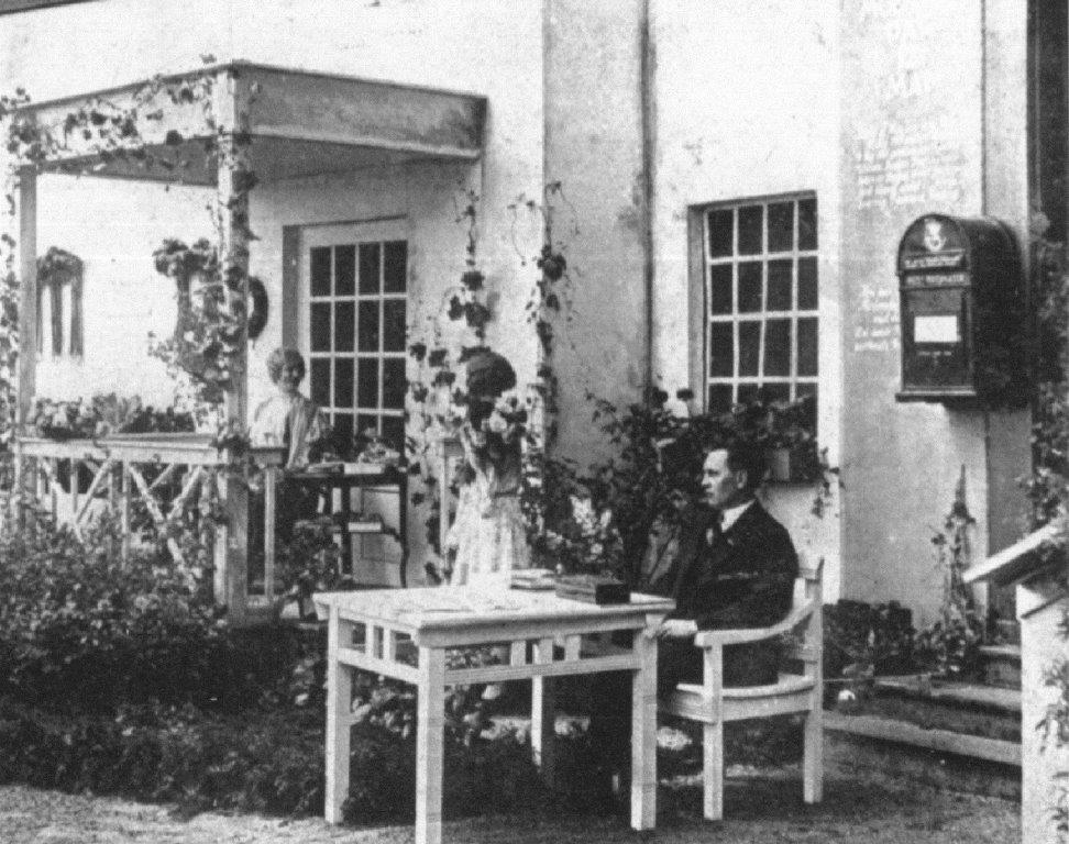 12. maj 1929. På blomsterudstillingen i Forum blev der solgt 34.000 postkort, der fortalte om "Moders Dag". Her er det Chr. Svenningsen, der sælger kortene, som Postvæsenet forsynede med et særstempel. Foto fra Ude og Hjemme.