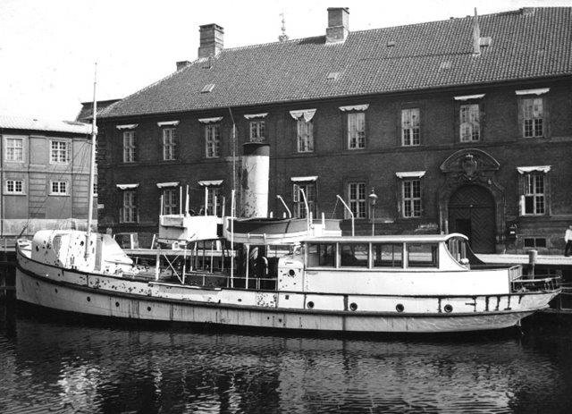 En kort periode lå "Dragør" i Frederiksholms Kanal inden det indgik i Den tyske Kriegsmarine. Foto: DB-Arkiv.