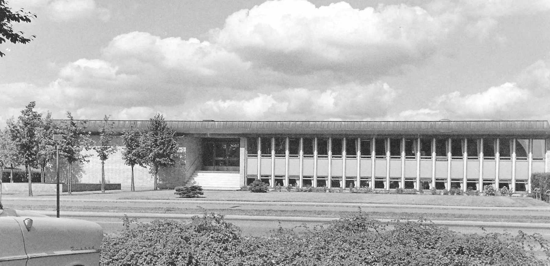 1966. Radiotekniker Tage Pluzek, der var en ivrig og dygtig amatørfotograf, tog dette foto af det forholdvis nye Store Magleby rådhus. Foto: DB-Arkiv.
