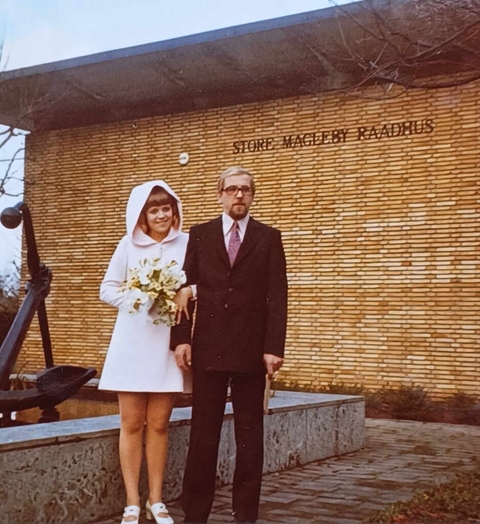 6. november 1971. Ingelise Larsen og Søren Lund ved det nye anker foran "Store Magleby rådhus". Privatfoto.