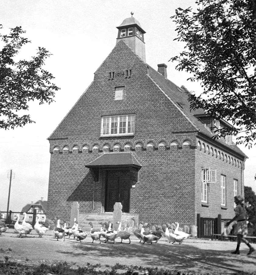 Postkort. Dragør Rådhus ca. 1915. Bemærk man ser huse på villavejene bag rådhuset, da Amagerbankens bygning i nr. 7 først blev opført mange år senere. Foto: Museum Amager.