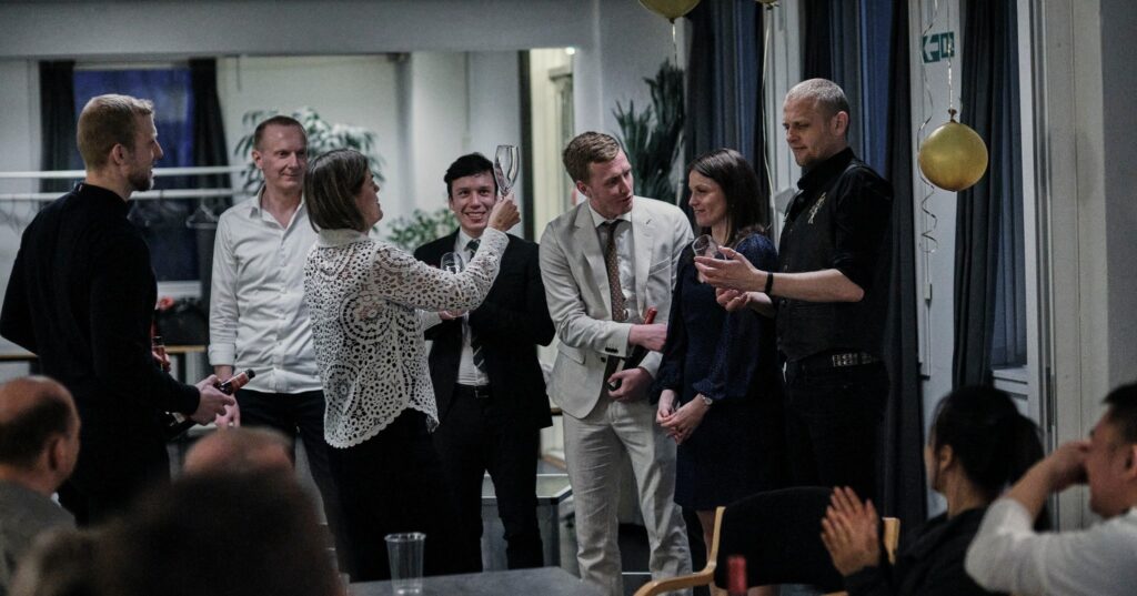 Morten Madsen og Nadia El Aref fejres med deres nye indgraverede glas. Foto: Dragør Badminton.