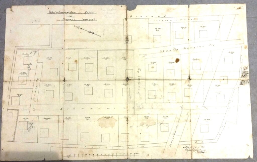 1912. Udstykkerne Charles Hansen og Hans Adolph Lomholt havde taget højde for, at “Havnebanen” gik gennem udstykning. Da villaerne blev opført skulle man sikre sig, at huset inde på grunden lå tilstrækkelig langt fra “banen”, da man kun kunne leje banearealet.