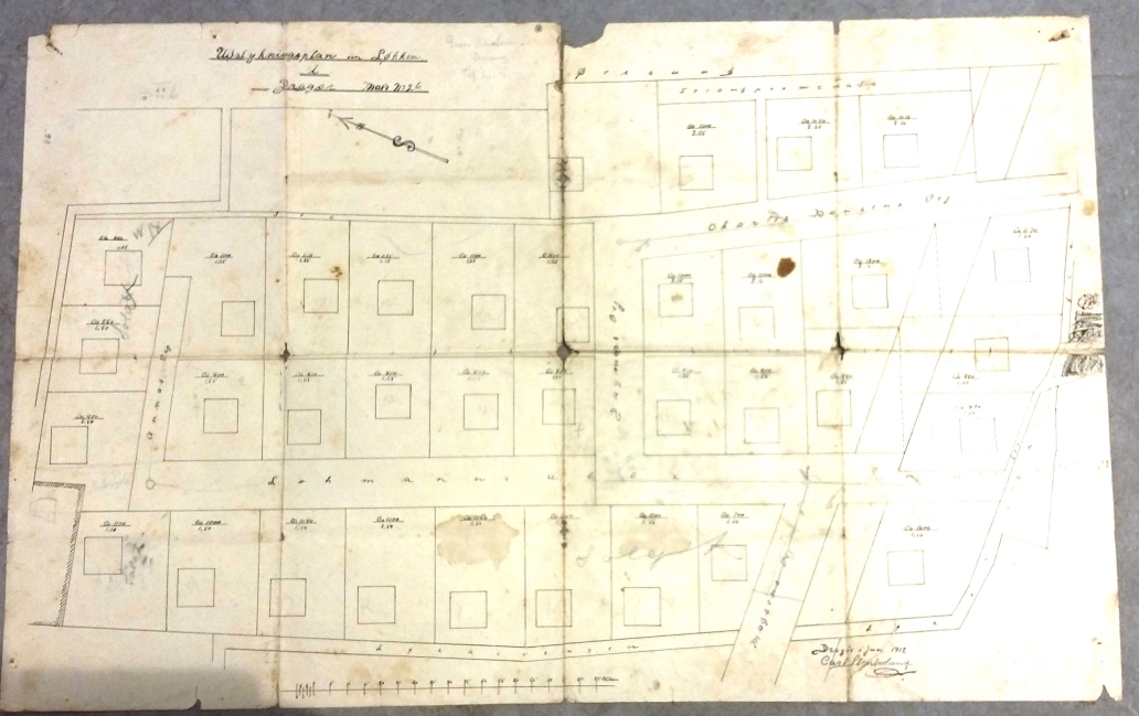 1912. Udstykkerne Charles Hansen og Hans Adolph Lomholt havde taget højde for, at “Havnebanen” gik gennem udstykning. Da villaerne blev opført skulle man sikre sig, at huset inde på grunden lå tilstrækkelig langt fra “banen”, da man kun kunne leje banearealet.