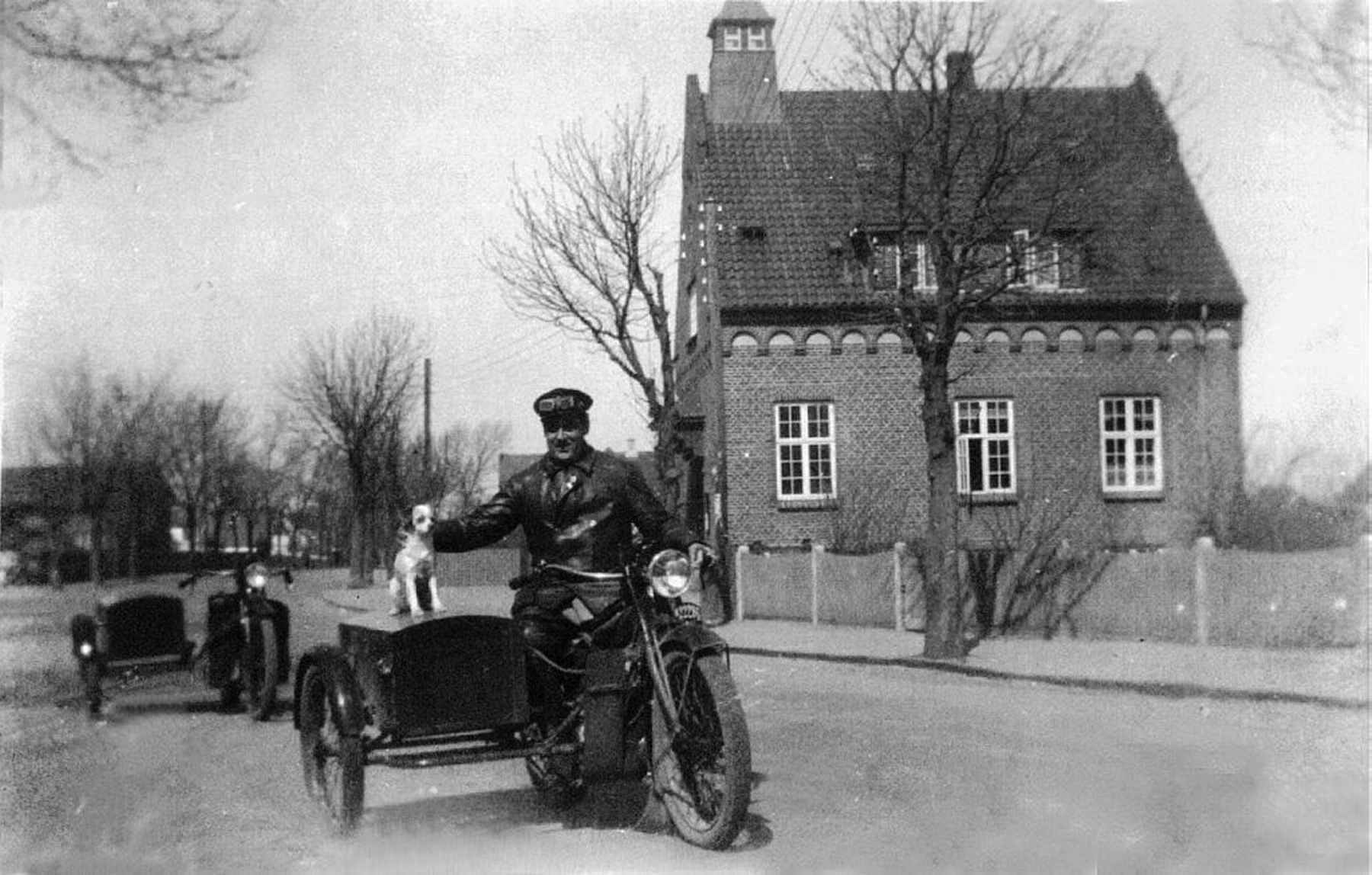 Stationsvej ca. 1930 før rådhuset blev udbygget mod øst. Foto: DB-Arkiv.
