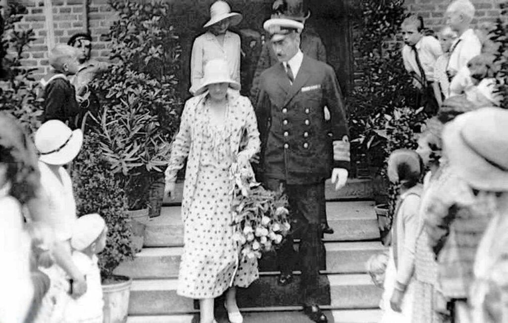 5. juli 1931. Kongeparret forlader rådhuset kort tid efter at kongen havde haft en chokerende oplevelse. Foto: Museum Amager.
