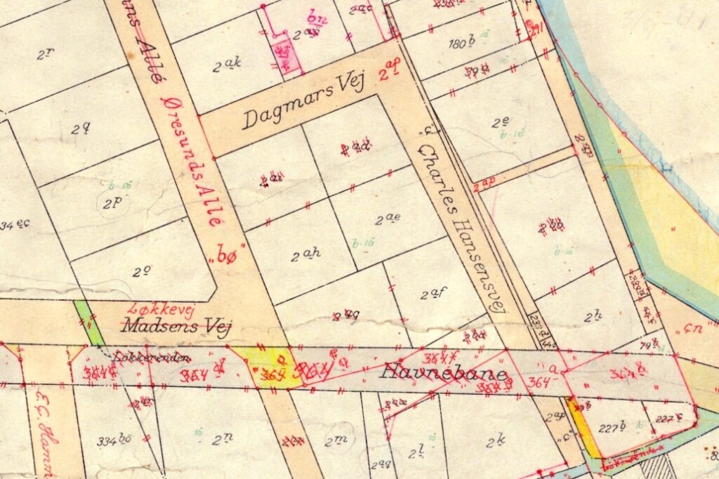 På matrikelkort fra omkring 1980 ser man, hvordan arealet til den gamle havnebane nu officielt er blevet den del af villagrundene. Kort: Geodata.