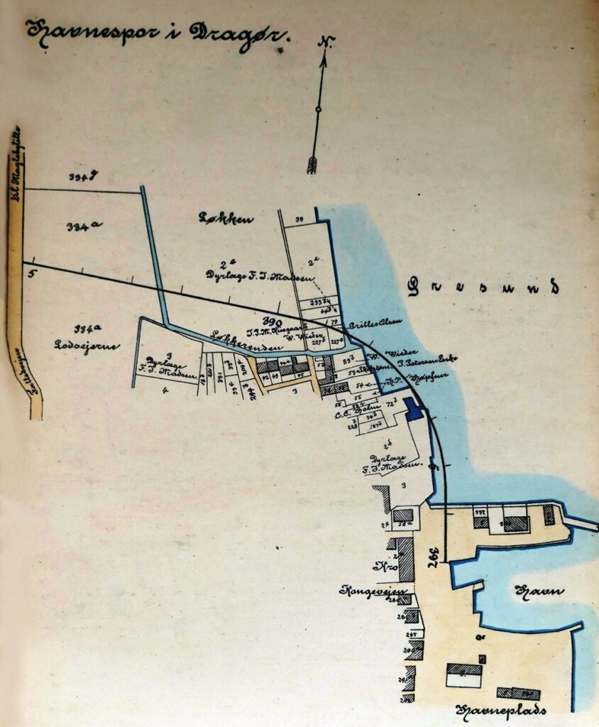 1906. Teknisk tegning fra Amagerbanens arkiv. Bemærk, at banen ligger ude i Øresund. Der blev fyldt op og derfor slår Strandstien i dag et sving ud for Løkkestien