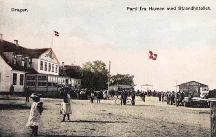 Standlinien. Havnebanens spor skulle ligge ved flagstangen, der ses ved siden af den daværende busgarage. Dragør Biografteater blev senere opført, hvor garagen lå. Postkort via Jan Jørgensen.