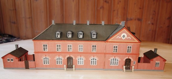 En model af Station og Postkontor  i Hundested udført i størrelse H0 (1:87)