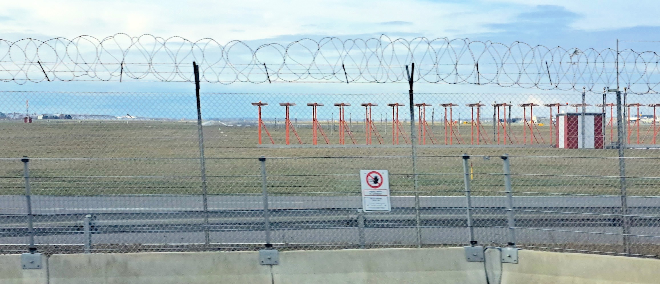 Inde bag trådhegnet udvides lufthavnens kapacitet. Foto: Kenneth Olsen.