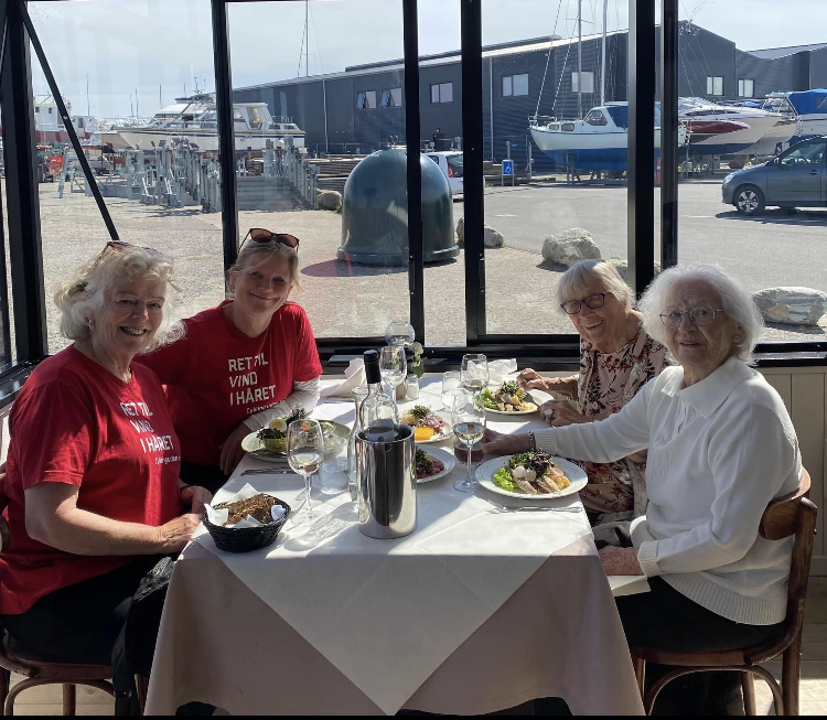 Lise Hellborn og Maria Kastberg Walker Andersen er på tur med deres to passagerer. Foto: Cykling uden alder Dragør.