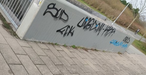 Graffiti omkring tunnelen i Tårnby. Privatfoto.