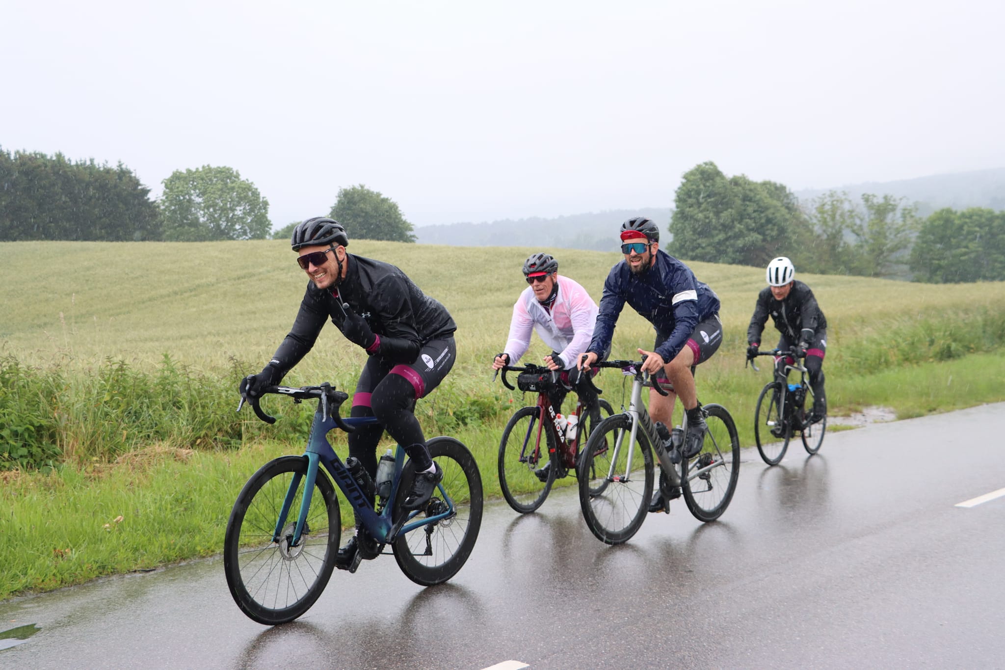 Humøret er højt hos rytterne selvom regnen siler ned. Foto: Race 500 Against Cancer.