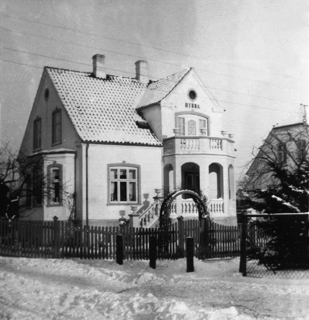 Villa »Hydra« 1943. Før besættelsen gik Nørregade helt ud til Stationsvej. Som man kan se på foto blev vejen afspærret ved Stationsvej. Vejstykket blev nedlagt og indgik i anlægget med en sti. Foto udlånt af bygherre Egbert Schmidts barnebarn Bente Christensen.