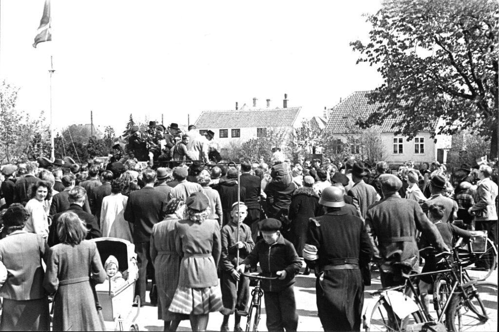 6. maj 1945. Kl. 12.45. Mange af de internerede fra Frøslevlejren vendte hjem. "Hele byen" var mødt frem for at byde dem velkommen. Foto: Poul Petersen.