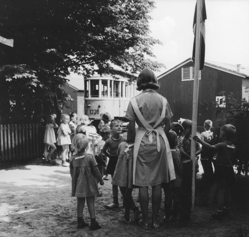 22. juni 1966. Den nyopstillede bivogn i Baggersmindelejren, Fælledvej 132. Foto: Torben Liebst. DB-Arkiv.