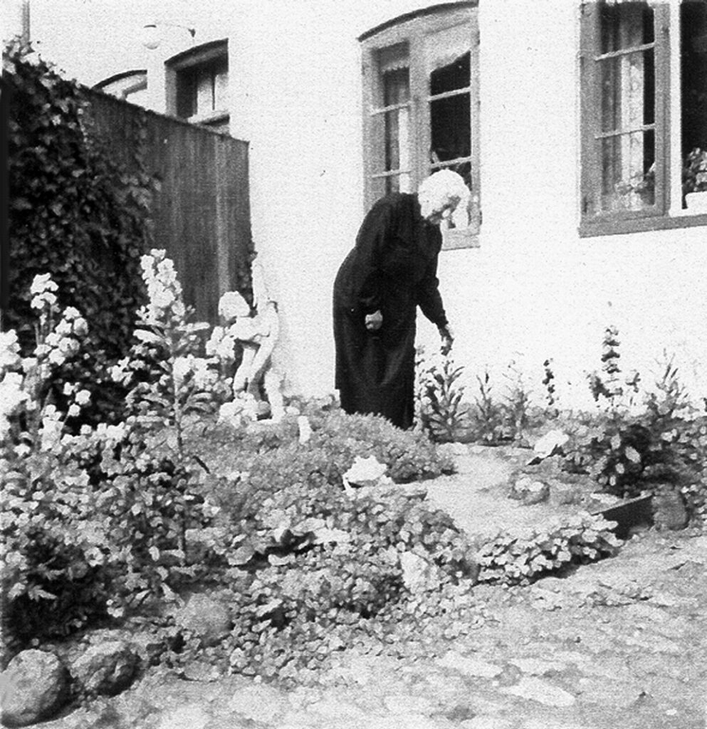 Ca. 1955. Den gamle figur "Dreng med stor fisk" stod i mange i haven hos Trine Hansine Sørensen på Kongevejen 3, "senere Butik Volmer". Foto udlånt af Anni Jensen.