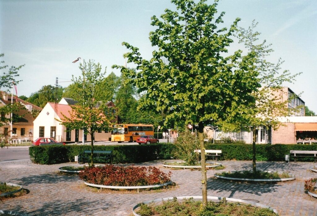 Juni 1992. Anlægget ved indkørslen til byen. Tivolikummerne er væk. Foto: Dines Bogø.