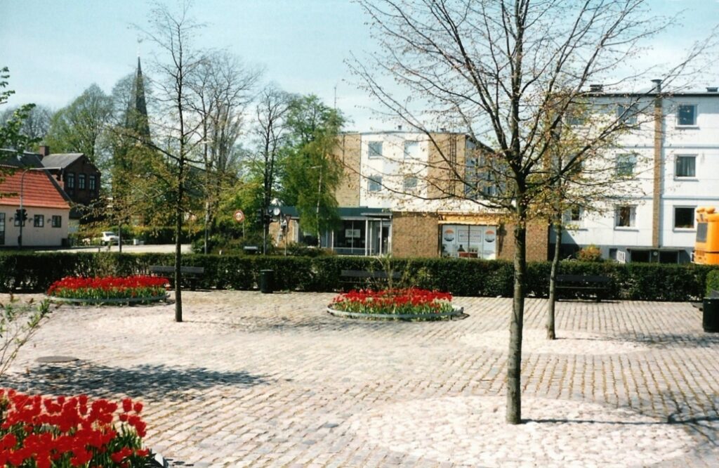 August 1994. Man har tyndet ud i bedene. Træerne er plantet som en forlængelse af trærækkerne på Vestgrønningen. Foto: Dines Bogø.